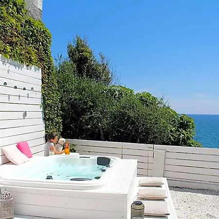 מלון Conca C21- Front Little Pool, Private Jacuzzi Sea View 4*